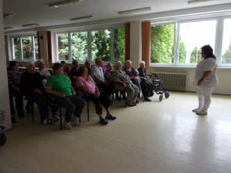 Pitný režim a stravovanie seniorov v lete