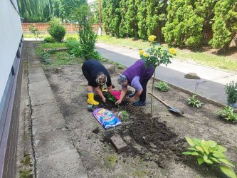 Sadenie kvietkov s deťmi