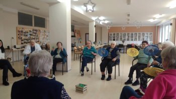 Nové cvičebné pomôcky pre seniorov vďaka projektu Henkel