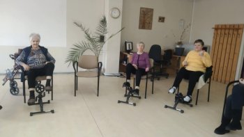 Nové cvičebné pomôcky pre seniorov vďaka projektu Henkel