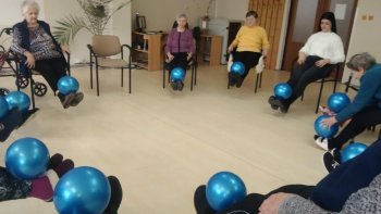 Nové cvičebné pomôcky pre seniorov vďaka projektu Henkel