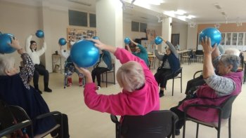 Nové cvičebné pomôcky pre seniorov vďaka projektu Henkel