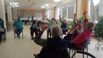 Nové cvičebné pomôcky pre seniorov vďaka projektu Henkel