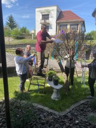 Máj, máj, máj, zelený, pod oblôčkom sadený …