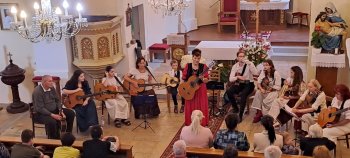 Koncert Dévai Nagy Kamilly a skupiny Krónikás Zenede v rímskokatolíckom kostole v Novej Bašte