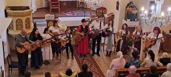 Koncert Dévai Nagy Kamilly a skupiny Krónikás Zenede v rímskokatolíckom kostole v Novej Bašte