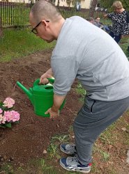 Radosť zo spoločnej práce: Klienti ZSS skrášľujú svoje prostredie výsadbou kvetov