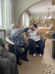 Terapia smiechom medzi seniormi v Novej Bašte