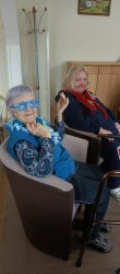 Terapia smiechom medzi seniormi v Novej Bašte